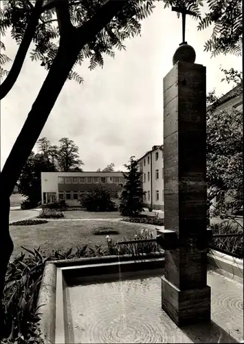 Ak Untermarchtal an der Donau, Mutterhaus der barmherzigen Schwestern, Brunnen, Wasserspiel