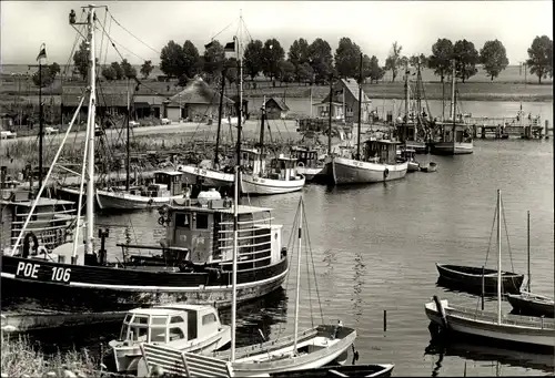 Ak Kirchdorf Insel Poel Mecklenburg, Boote im Hafen, Schiff POE 106