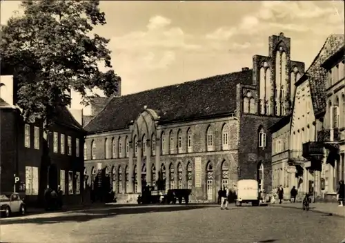 Ak Parchim in Mecklenburg, Schuhmarkt mit Rathaus