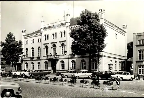 Ak Sternberg in Mecklenburg, Rathaus, Autos