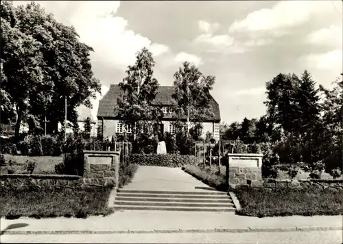 Ak Brüel in Mecklenburg, Kindergarten am Ernst Thälmann-Platz