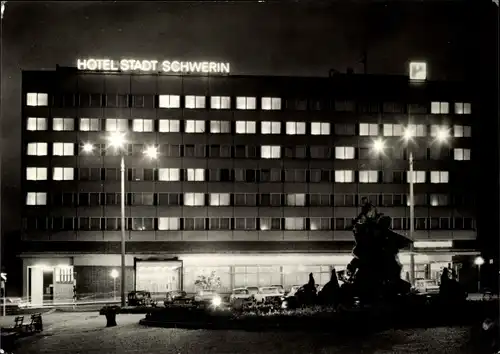 Ak Schwerin in Mecklenburg, Hotel Stadt Schwerin, Nachtaufnahme