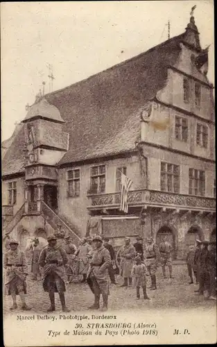 Ak Strasbourg Straßburg Elsass Bas Rhin, Type de Maison du Pays, Soldaten in Uniform