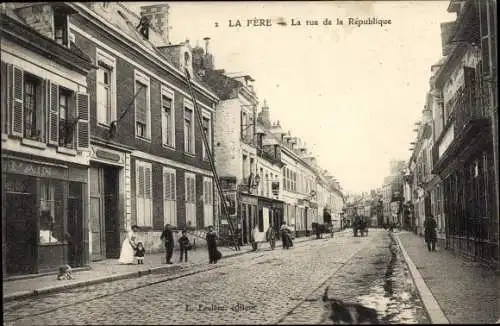 Ak La Fère Aisne, La Rue de la République