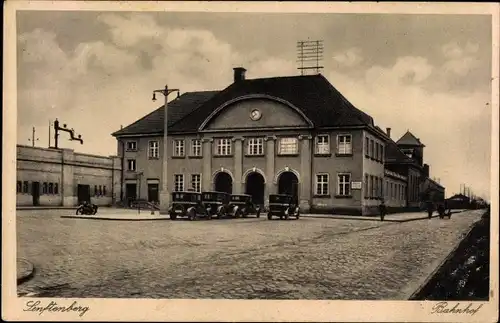 Ak Senftenberg in der Niederlausitz, Bahnhof, Straßenansicht