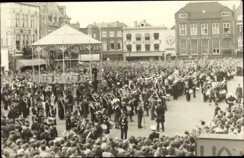 Foto Ak Eindhoven Nordbrabant Niederlande, Marktplatz, Fest, Musikkapelle