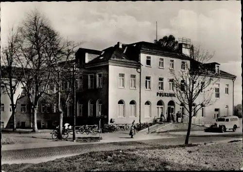 Ak Radeberg im Kreis Bautzen Sachsen, Straßenpartie mit Blick auf die Poliklinik