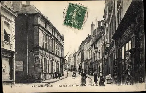 Ak Neufchâteau, Lothringen, Vosges, La rue Saint Jean, Rathaus