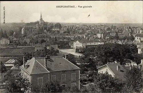 Ak Neufchâteau, Lothringen, Vosges, Gesamtansicht mit Kirche