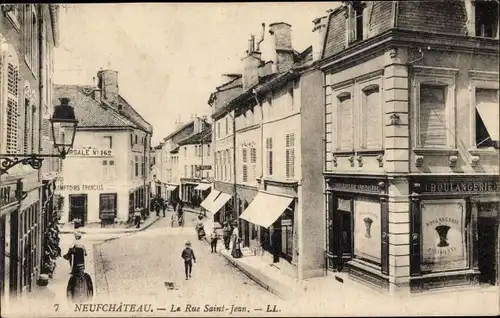 Ak Neufchâteau, Lothringen, Vosges, Le Rue Saint-Jean, Straßenansicht