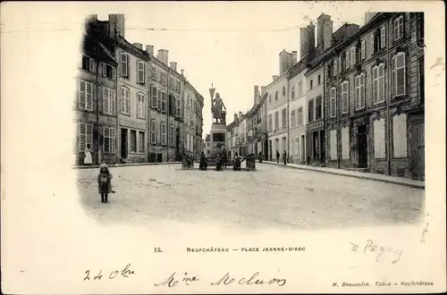 Ak Neufchâteau, Lothringen, Vosges, Place Jeanne-D'Arc, Platz, Statue Jeanne D'Arc