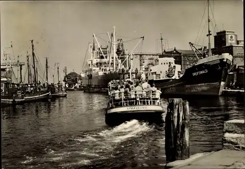 Ak Hansestadt Wismar, Hafenbild, Dampfer Stralsund, Schiff Greifswald