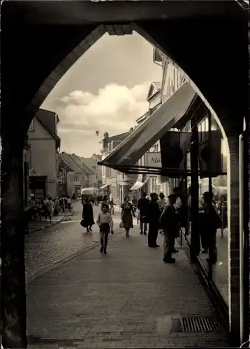 Ak Parchim in Mecklenburg, Straße des Friedens, Passanten