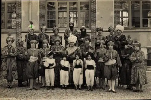 Foto Ak Gruppenbild der Männer und Kinder in indischer Tracht