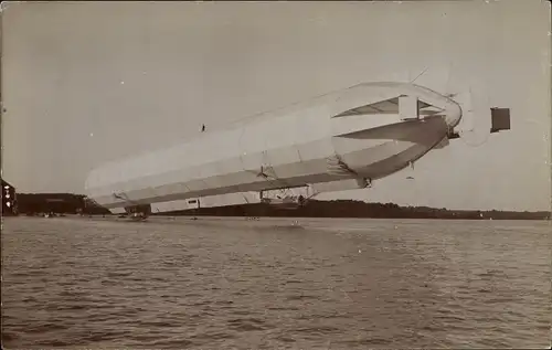 Ak Zeppelin über dem Bodensee, Luftschiff