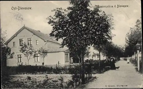 Ak Dziwnów Dievenow in Pommern, Promenade im Ort