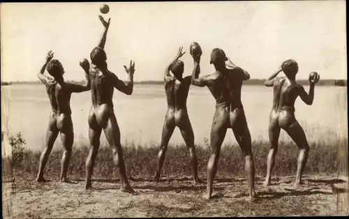 Foto Nackte Männer beim Sport mit Bällen im Freien, Männerakt