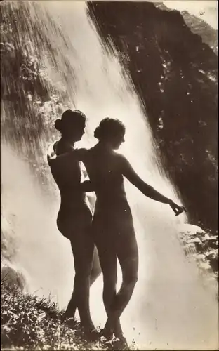 Foto Zwei nackte Frauen an einem Wasserfall, Frauenakt, Verlag der Schönheit Serie 130, Van Jan