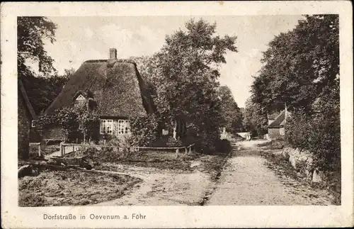 Ak Oevenum auf Föhr, Dorfstraße, Haus mit Reetdach