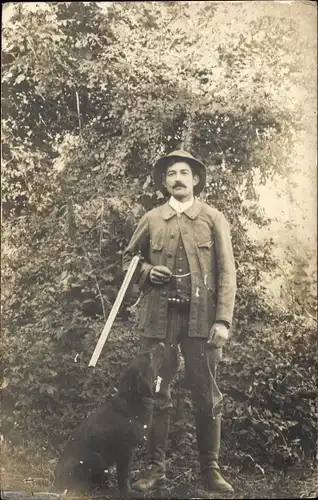 Foto Ak Mann mit Gewehr und Hund, Jäger, Portrait