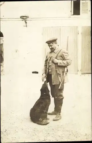 Foto Ak Mann mit Gewehr und Hund, Jäger, Portrait