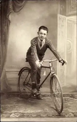 Foto Ak Mann auf einem Fahrrad, Portrait