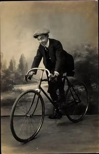 Foto Ak Mann auf einem Fahrrad, Portrait