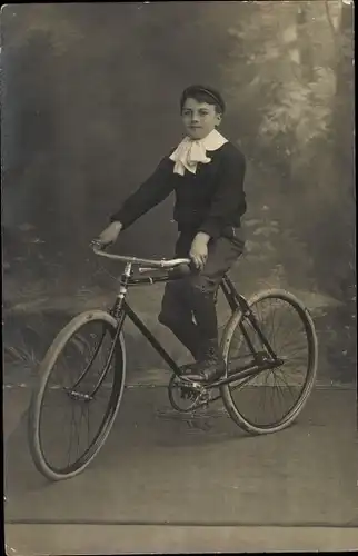 Foto Ak Junge auf einem Fahrrad, Portrait