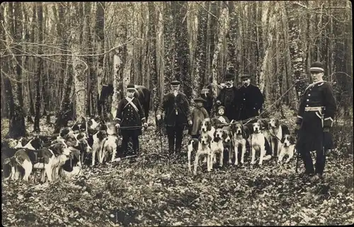 Foto Ak Jagdgesellschaft mit Jagdhunden im Wald