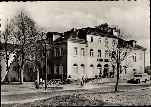 Ak Radeberg im Kreis Bautzen Sachsen, Straßenpartie mit Blick auf die Poliklinik