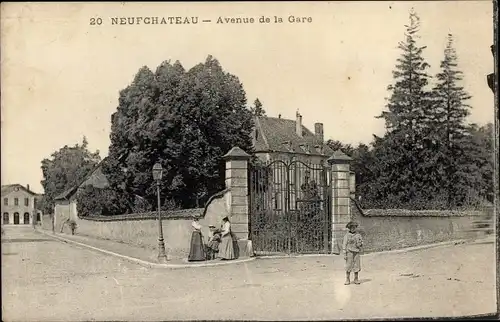 Ak Neufchâteau, Lothringen, Vosges, Avenue de la Gare, Kreuzung, Haus mit schmiedeeisernem Tor