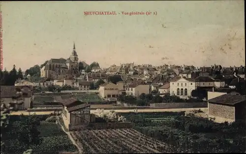 Ak Neufchâteau, Lothringen, Vosges, Gesamtansicht mit Kirche