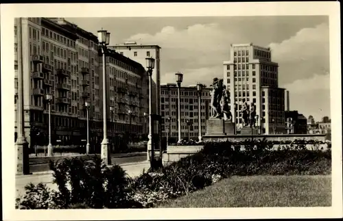 Ak Berlin Friedrichshain, Stalinallee, Blick zum Strausberger Platz, Straßenpartie