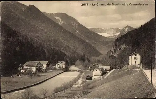 Ak Le Champ du Moulin Kt. Neuenburg Schweiz, Creux du Van, Ortschaft mit Landschaftsblick