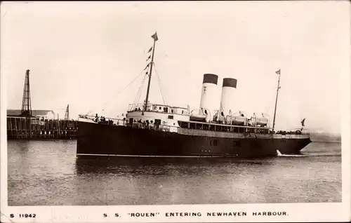 Ak Newhaven East Sussex England, S. S. "Rouen" entering Newhaven harbour