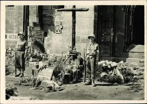 Ak Praha Prag, Soldaten vor einer Kirche, Kränze, Mai 1945, II. WK