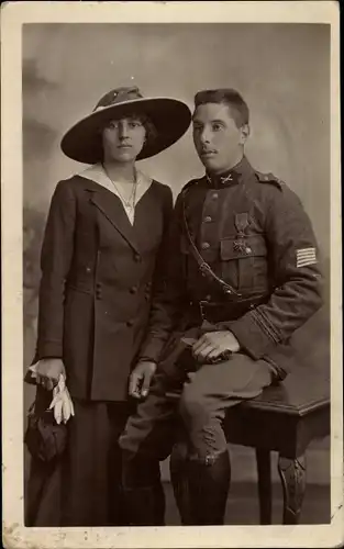 Foto Ak London City England, Britischer Soldat in Uniform, Frau mit Hut
