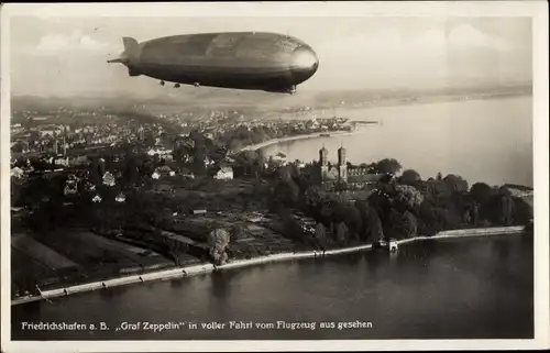 Ak Friedrichshafen am Bodensee, Luftschiff LZ 127 Graf Zeppelin in voller Fahrt, Fliegeraufnahme