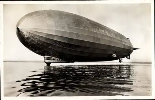 Ak Luftschiff LZ 127 Graf Zeppelin über dem Bodensee, Wasserlandung