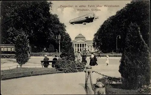 Ak Wiesbaden in Hessen, Zeppelin in voller Fahrt über die Stadt, Kurhaus