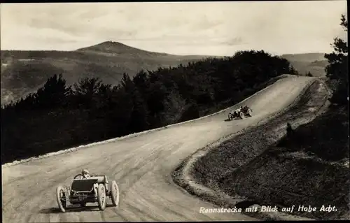 Ak Nürburgring, Rennstrecke mit Blick auf die hohe Acht, Rennwagen