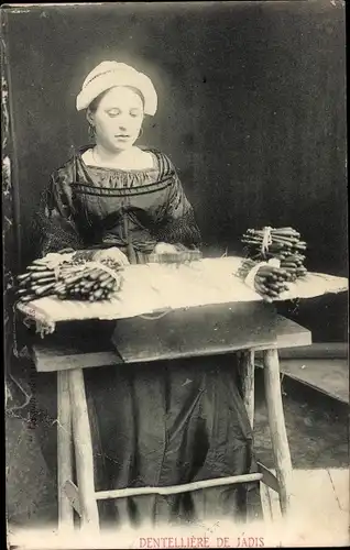 Ak Dentelliere de Jadis, Klöpplerin in Tracht