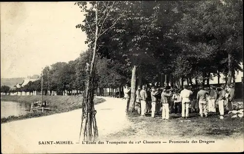 Ak Saint Mihiel Meuse, L'Ecole des Trompettes du 12. Chausseurs, Promenade des Dragons