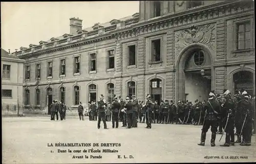 Ak Paris, La Réhabilitation de Dreyfus, Dans la cour de l'École Militaire, Avant la Parade