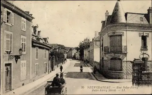 Ak Neufchâteau, Lothringen, Vosges, Rue Jules-Ferry, Straßenansicht