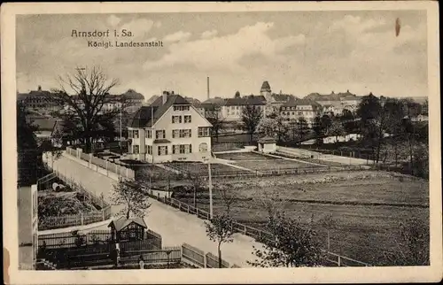 Ak Arnsdorf in Sachsen, Königl. Landesanstalt, Straßenpartie