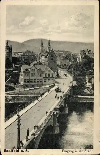 Ak Saalfeld an der Saale Thüringen, Eingang in die Stadt, Brücke, Vogelperspektive