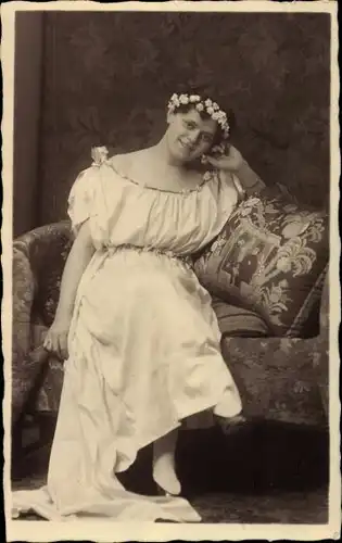 Foto Ak Solingen in Nordrhein Westfalen, Frau mit weißem Kleid und Blumenkranz auf einem Sessel