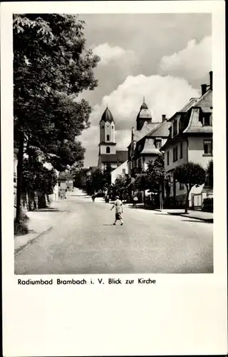 Ak Bad Brambach im Vogtland, Blick zur Kirche, Straßenpartie