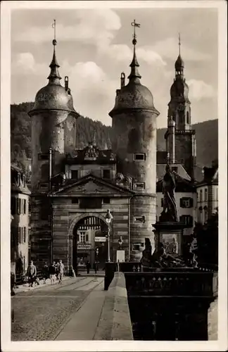 Ak Heidelberg am Neckar, Das Brückentor, Karl Theodor Brücke